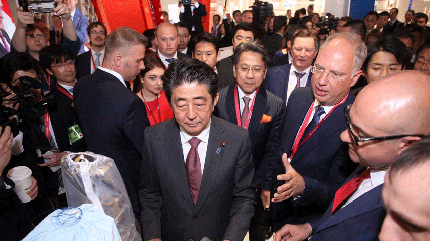 Премьер-министр Японии Синдзо Абэ (в центре) и генеральный директор РФПИ Кирилл Дмитриев (третий справа)
