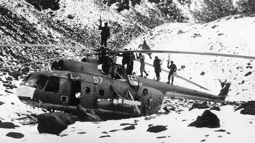 Бывший военнослужащий проживает в республике, где 40 лет идет гражданская война Афганские моджахеды вокруг сбитого советского транспортного вертолета Ми-8. Перевал Саланг.
