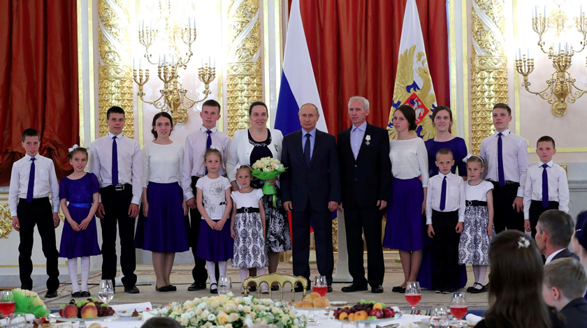 Президент РФ вручил ордена «Родительская слава» многодетным семьям из восьми регионов Фото: © kremlin.ru