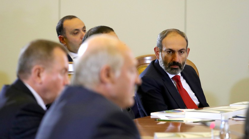 Dailystorm - Парламент Армении поддержал предложение премьера Пашиняна о досрочных выборах