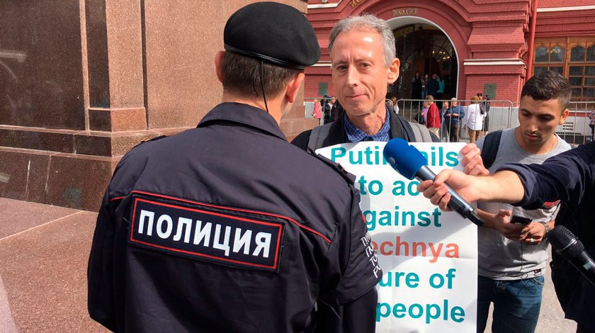 Dailystorm - Возле Кремля задержали и отпустили британского ЛГБТ-активиста