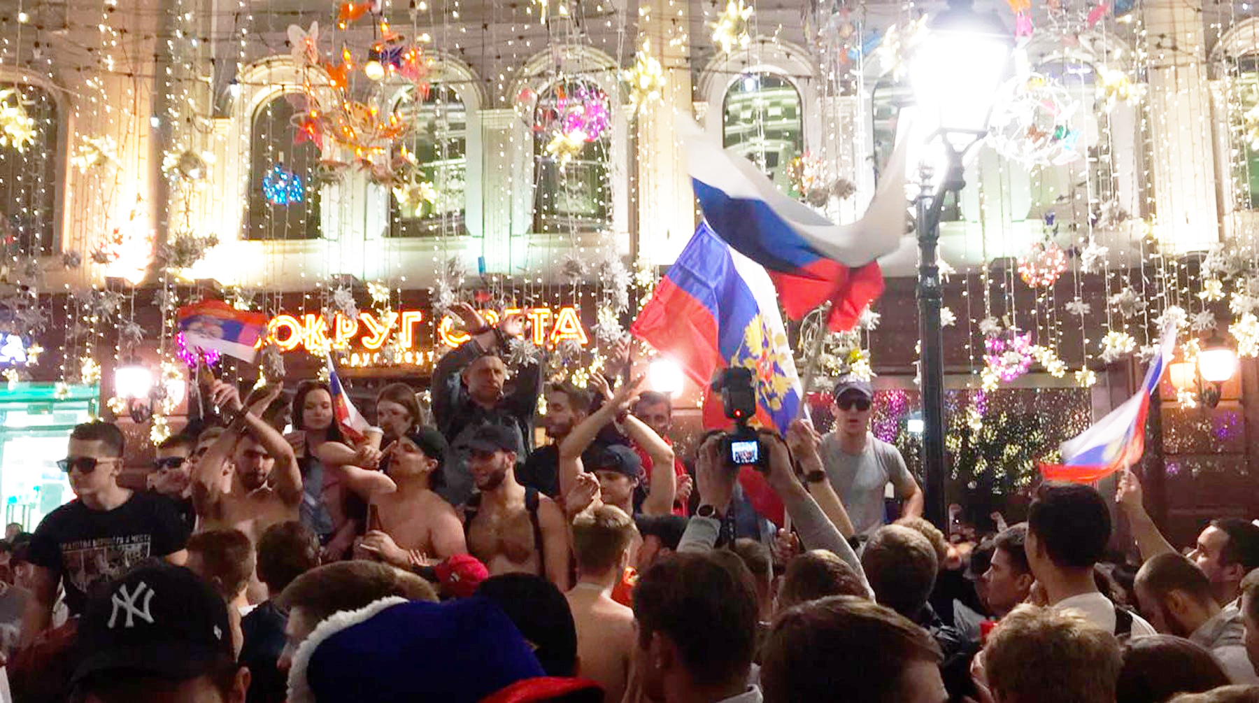 Две бомбы, одна порнозвезда и реки алкоголя: как прошла ночь в Москве после открытия ЧМ-2018 Фото: © Daily Storm
