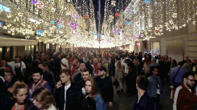 За одну ночь после открытия ЧМ-2018 только на Никольской улице фанаты нанесли ущерб в 220 тысяч рублей — Daily Storm