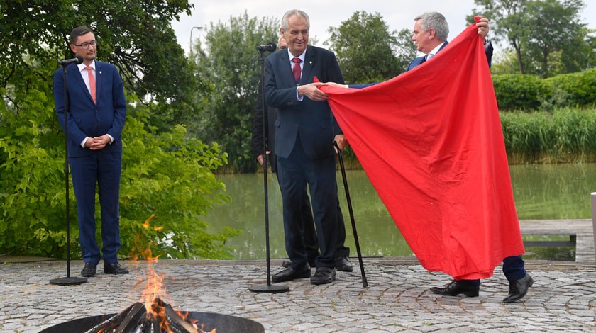 Dailystorm - Президент Чехии прилюдно сжег трусы арт-группы Ztohoven