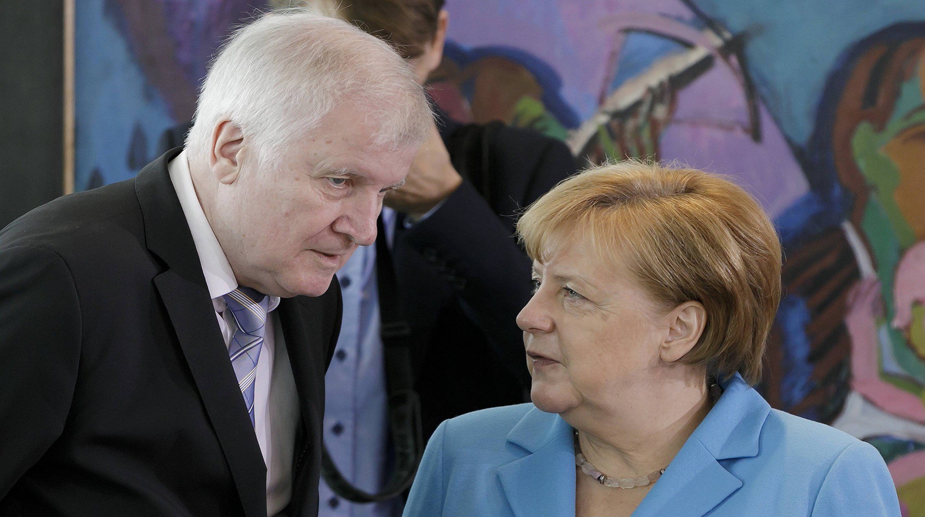 Dailystorm - Глава МВД Германии устал договариваться с Меркель