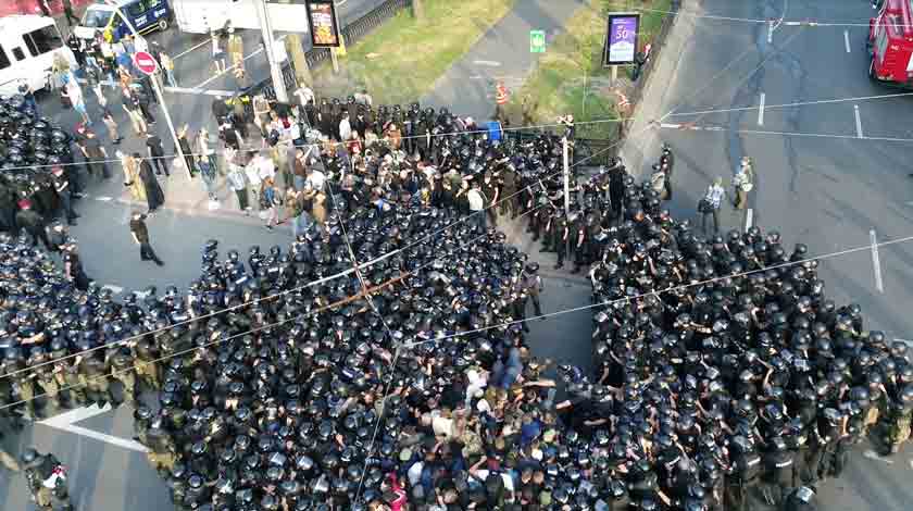 Перед началом марша «КиевПрайд» полиция жестко задержала несколько десятков его противников Скриншот: © Daily Storm