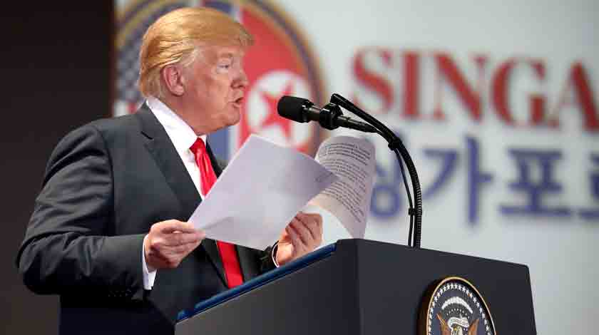 Президент США отметил, что фейковые СМИ по-своему трактуют полученную информацию Фото: © GLOBAL LOOK press/Terence Tan