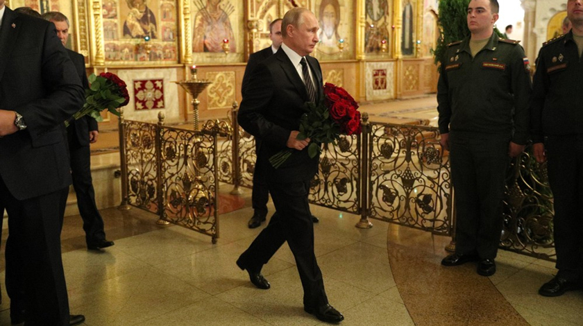 Президент России возложил бордовые розы к гробу покойного Фото: © Daily Storm/Алексей Голенищев