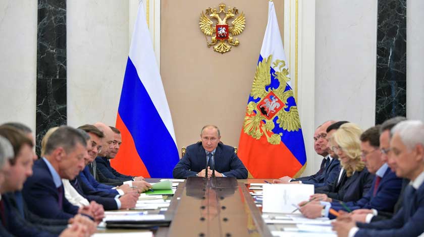 Dailystorm - Песков: Путин работает, не оглядываясь на свой рейтинг