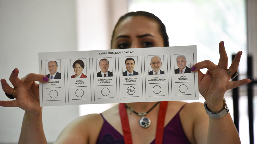 На одном из избирательных участков, где проходили выборы главы государства и парламентских партий, обнаружили один бюллетень с голосом за российского президента Фото: © GLOBAL LOOK press/Mustafa Alkac