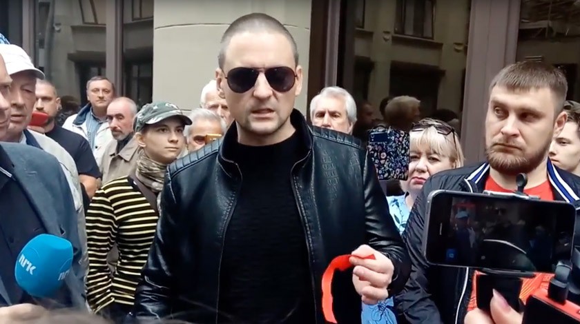 Dailystorm - Удальцов предложил сделать красную ленту символом борьбы против пенсионной реформы