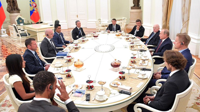 За столом в Кремле собрались восемь мастеров мяча Фото: © kremlin.ru