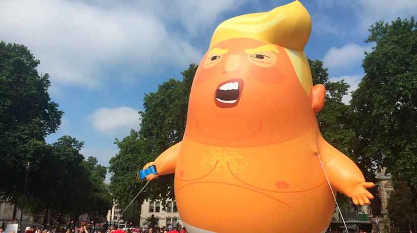 Гигантский воздушный шар изображает президента США в виде визгливого младенца undefined