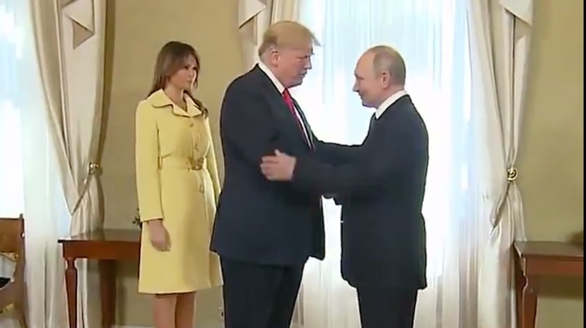 Перед трехминутной встречей президентов с журналистами российский лидер поприветствовал Меланию Трамп Скриншот: © Daily Storm
