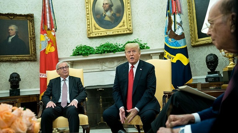 Глава Еврокомиссии подарил Трампу фотографию военного кладбища — Daily Storm