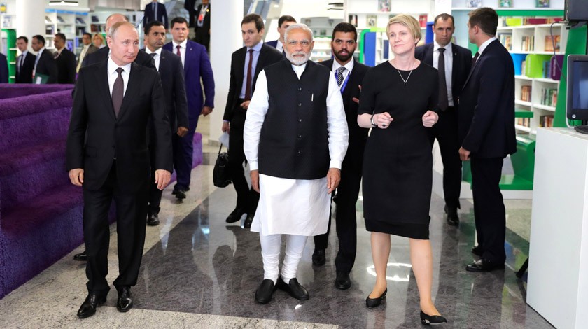 Владимир Путин с премьер-министром Индии Нарендрой Моди и руководителем центра Еленой Шмелёвой.