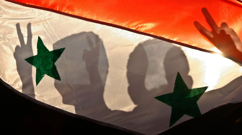 Правительственные войска установили один из государственных символов Сирии на линии соприкосновения с Израилем Фото: © GLOBAL LOOK press/Abed Rahim Khatib/ZUMAPRESS.com
