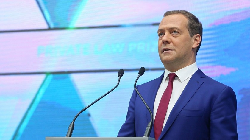 Dailystorm - Медведев не будет пользоваться подаренным ему российским смартфоном