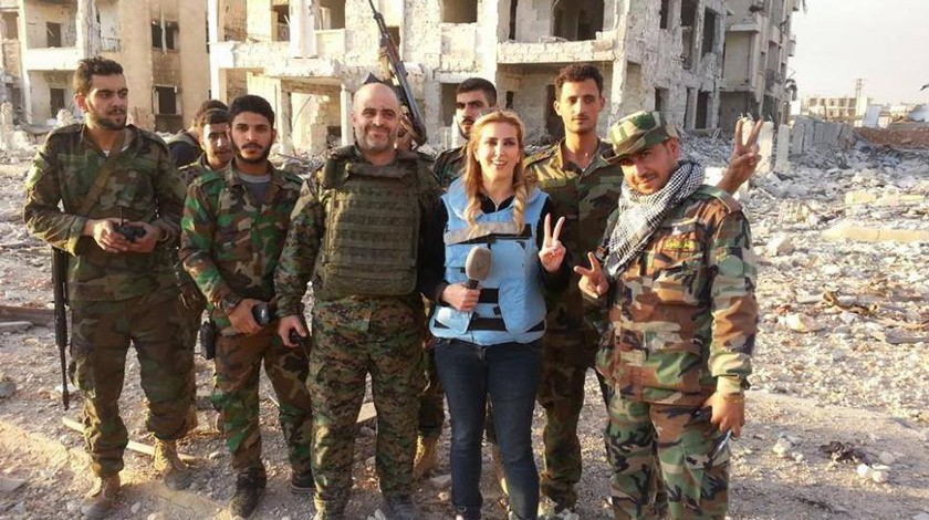 Военный корреспондент Кинана Аллуш с бойцами сирийской армии