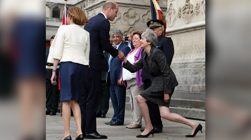 В Сети отметили нелепую позу британского премьер-министра на празднике в честь 100-летней годовщины битвы под Амьеном Фото: © GLOBAL LOOK press