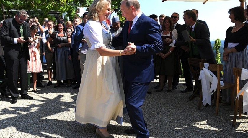 Dailystorm - Путин станцевал с главой МИД Австрии на ее свадьбе