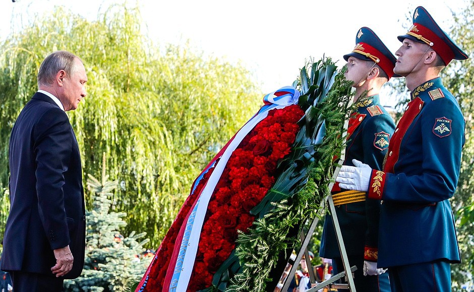 Dailystorm - Путин возложил цветы к монументу погибшим морякам с подлодки «Курск»