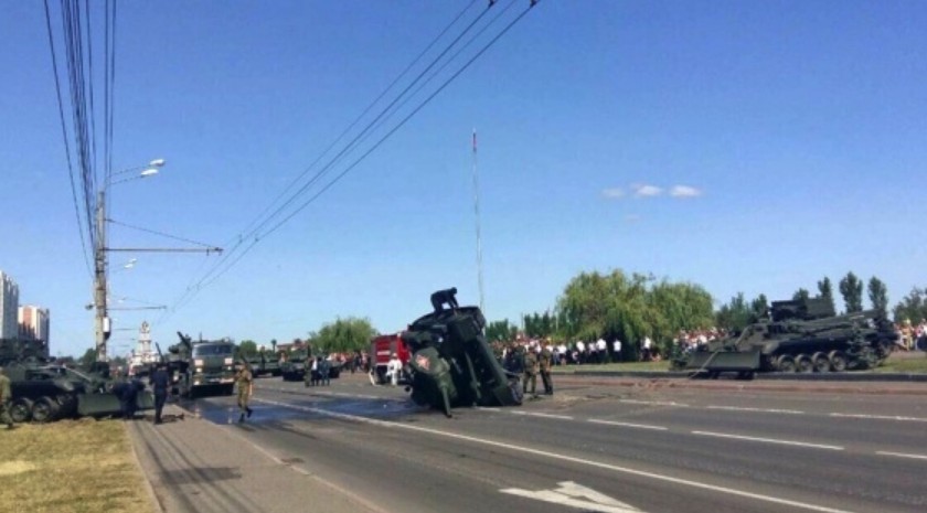 Dailystorm - В Курске после парада перевернулся танк Т-34