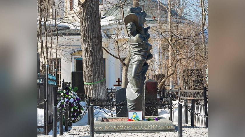 Памятник Владимиру Высоцкому на Ваганьковском кладбище. Скульптор А. И. Рукавишников