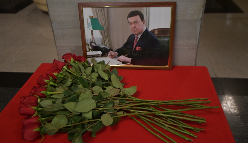 Глава государства возложил цветы к гробу певца и выразил соболезнования его семье Фото: © GLOBAL LOOK press