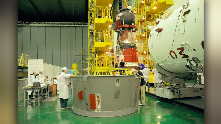 Cпециалисты РКК «Энергия» на космодроме БАЙКОНУР; стыковка транспортного пилотируемого корабля (ТПК) новой модификации «Союз МС-06» с переходным отсеком
