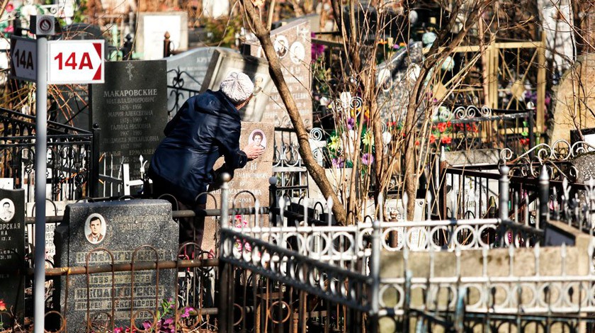 Весенняя уборка на территории московских кладбищ