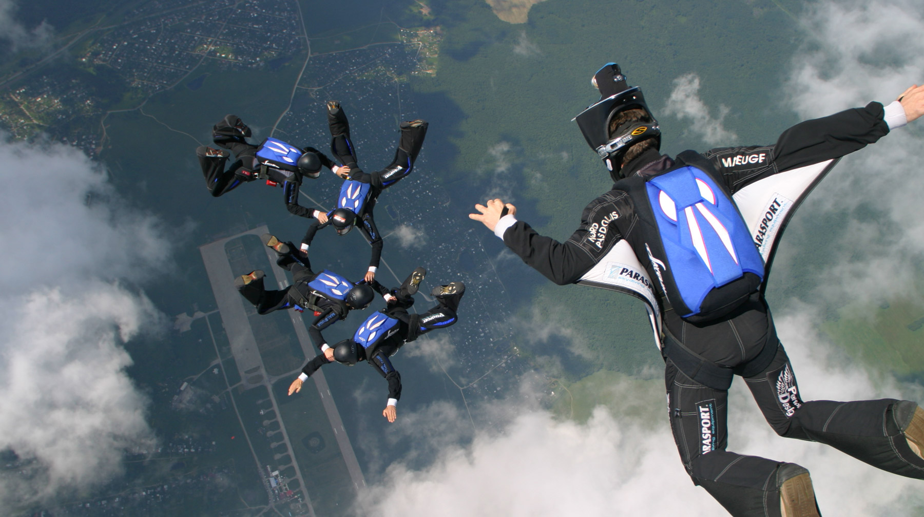 В правительстве предлагают прописать в авиационном законодательстве прыжки с парашютом. Минтранс хочет заставить отвечать за парашютистов владельцев самолетов Фото: © GLOBAL LOOK press
