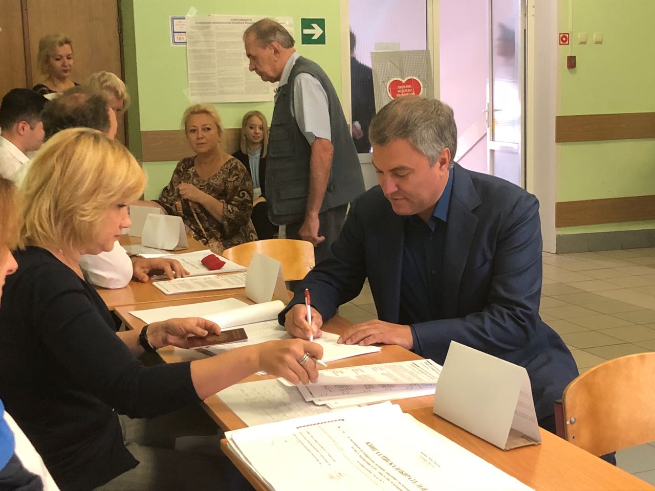 Спикер Госдумы пообщался на избирательном участке с наблюдателями, поинтересовавшись, как проходит голосование undefined