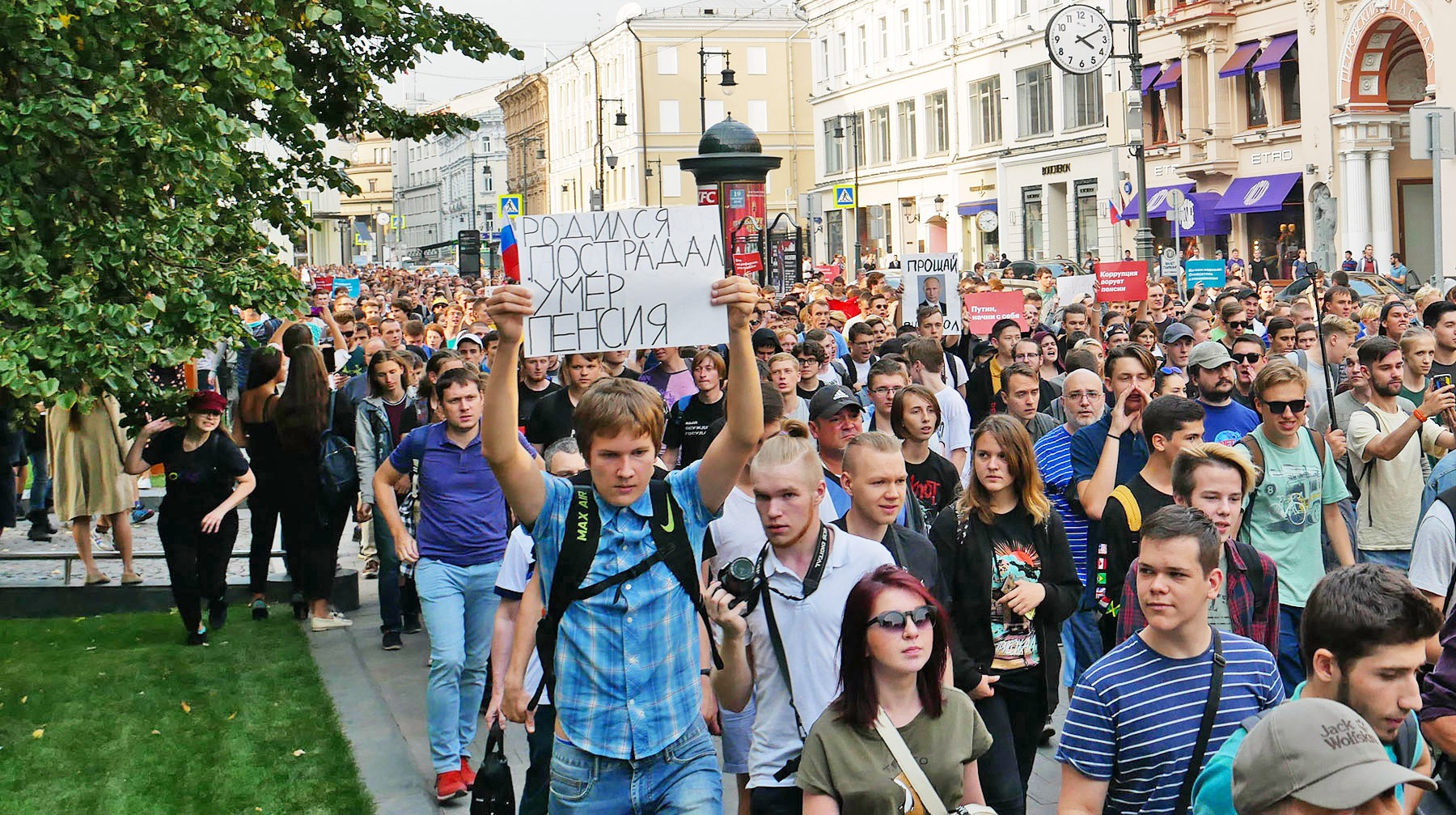 Dailystorm - Без полицейского насилия, но с Жириновским в модном галстуке и школьниками-заводилами