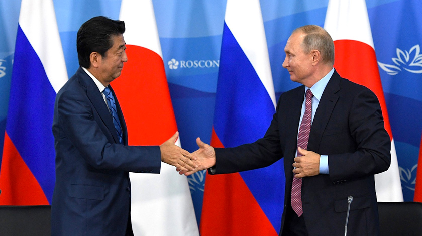 Японский премьер после переговоров с президентом РФ заявил, что страны приблизились к заключению мирного договора undefined