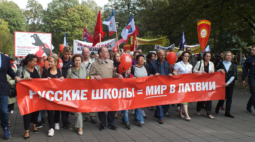 Протестующие выступают против образовательной реформы, полностью переводящей среднее образование на латышский язык Фото: © GLOBAL LOOK Press / Victor Lisitsyn