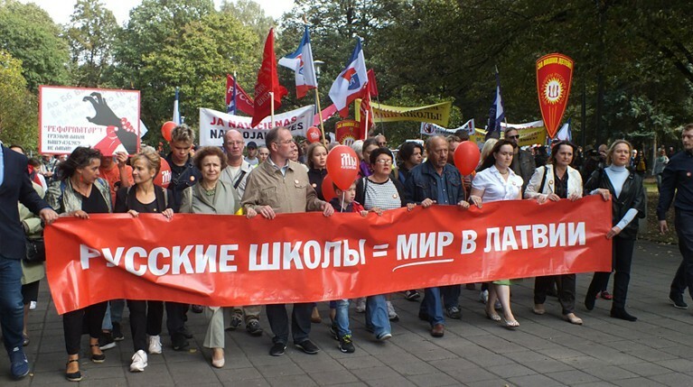 В Латвии более пяти тысяч человек вышли на улицы в защиту русских школ — Daily Storm