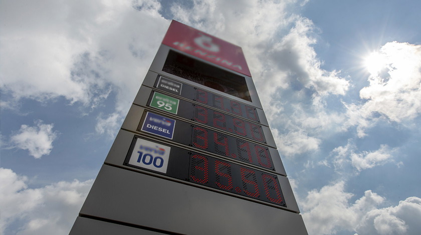 В свою очередь Дмитрий Медведев предупредил нефтяные компании о достижении лимита повышения цен на топливо Фото: © GLOBAL LOOK Press / David Tanecek / CTK