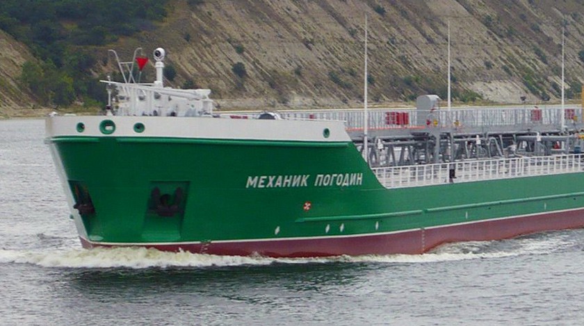 Dailystorm - СМИ: Диверсант-одиночка протаранил российский танкер «Механик Погодин» в порту Херсона