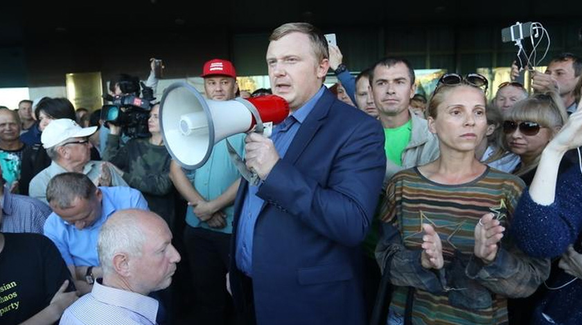 Кандидат от КПРФ добавил, что с таким предложением к нему обратились люди из окружения Андрея Тарасенко undefined