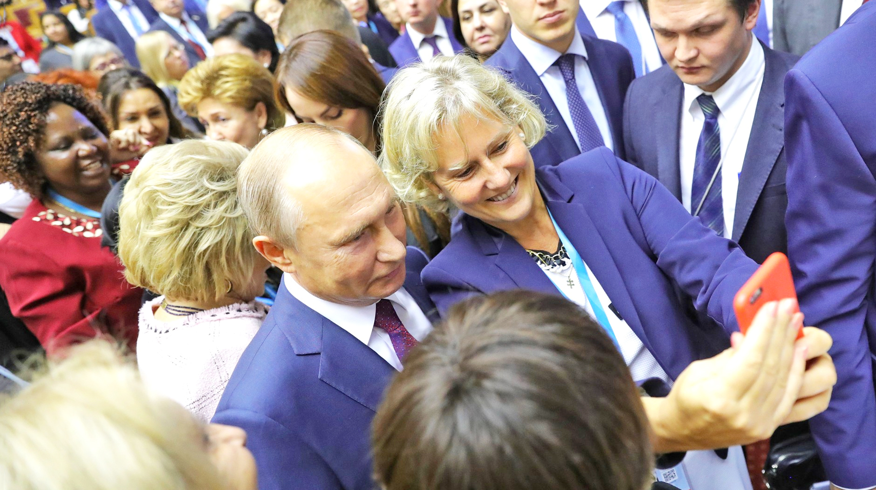 Президент на Евразийском женском форуме в Санкт-Петербурге сам поцеловал Валентину Терешкову Фото: © kremlin.ru