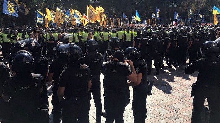 Dailystorm - Националисты подрались с полицией рядом с Верховной радой в Киеве