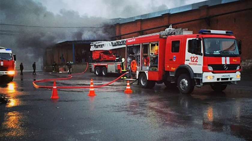 Для ликвидации пожара в типографии привлекались 17 единиц спецтехники и 56 сотрудников МЧС Фото: © instagram.com / strongfirefighters
