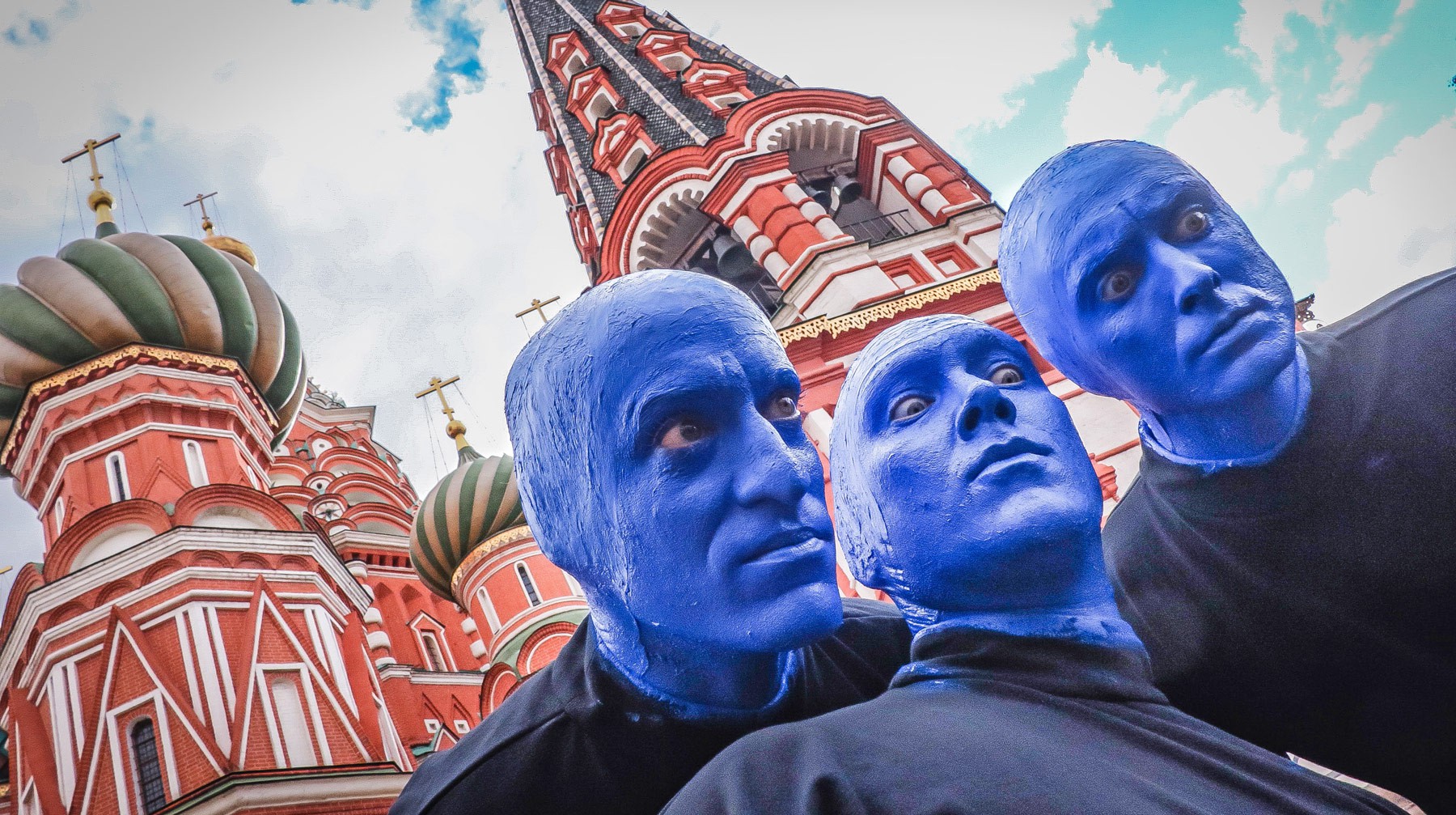 Dailystorm - Расплескалась синева: по Москве прогулялась труппа мимов из шоу Blue Man Group