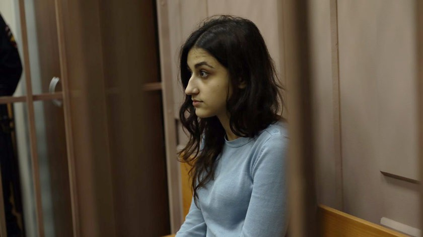 Задержанная по обвинению в убийстве отца 19-летняя Крестина Хачатурян во время рассмотрения в Басманном суде ходатайства следствия об изменении меры пресечения
