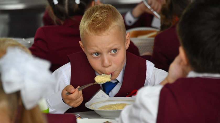 Петербургских школьников кормили испорченной едой на 700 миллионов рублей