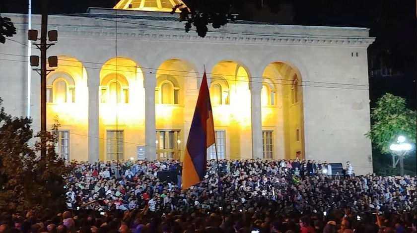 Протестующие заблокировали здание Национального собрания Армении undefined