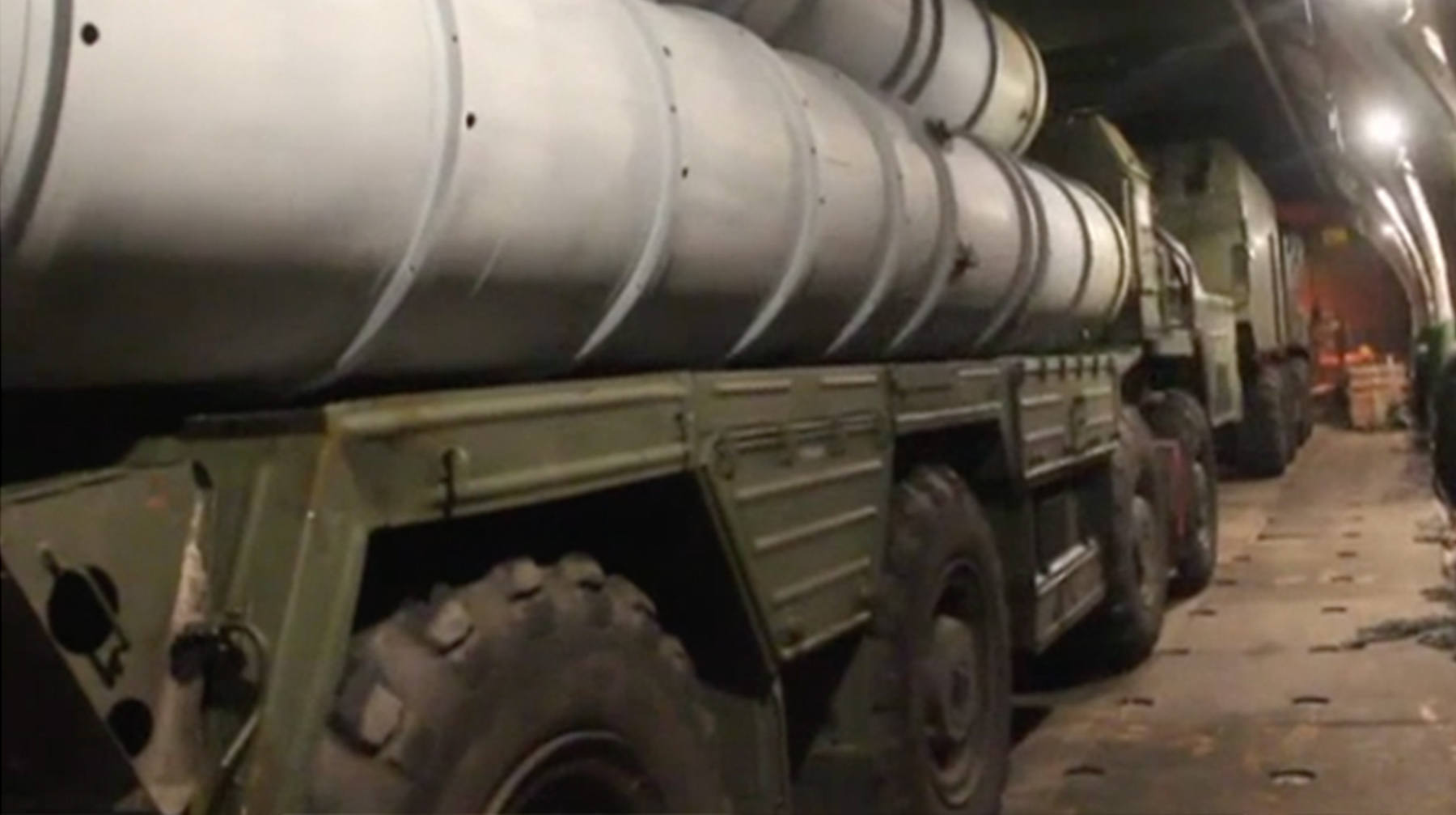 Минобороны РФ опубликовало кадры поставки ЗРК С-300 сирийским ПВО Кадр из видео © Минобороны РФ