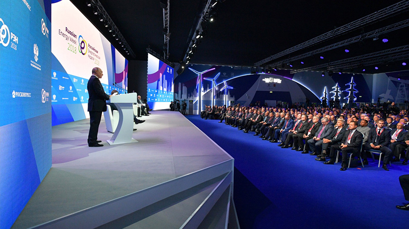 Соглашения России с ОПЕК направлены на стабилизацию цен на мировом рынке, отметил президент РФ Фото: © kremlin.ru