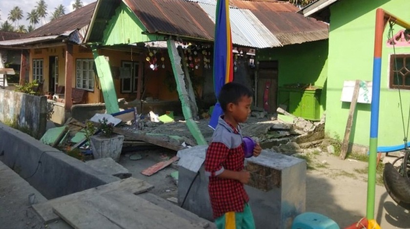 Dailystorm - Число жертв землетрясения и цунами в Индонезии превысило 830 человек